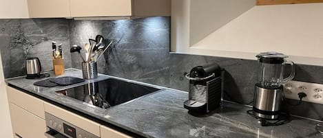 Kühlschrank, Kochgeschirr/Geschirr/Besteck