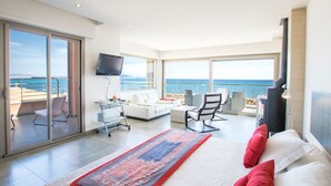 4 bedrooms, Internet - Freistehendes Haus direkt am Meer gelegen by Interhome (Son Serra de Marina)
