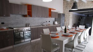 Geladeira, micro-ondas, fogão, lava-louças