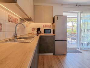 Kühlschrank, Mikrowelle, Kochgeschirr/Geschirr/Besteck