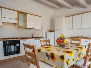 Frigorifero, microonde, forno, pentole/stoviglie/utensili