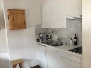 Frigorifero, microonde, forno, pentole/stoviglie/utensili
