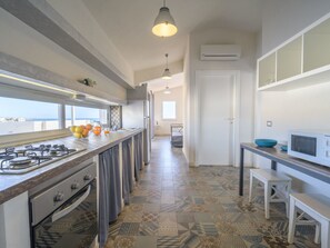 Fridge, oven, cookware/dishes/utensils - in Donnalucata mit Grill und Terrasse by Interhome (Scicli)