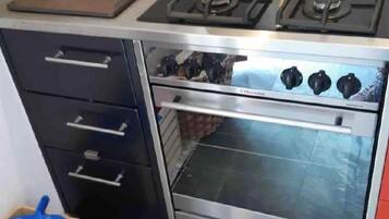 Køleskab, ovn, køkkentøj/tallerkener/redskaber