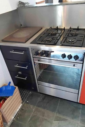 Refrigerador, horno y utensilios de cocina