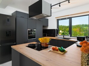 Kühlschrank, Mikrowelle, Ofen, Geschirrspüler