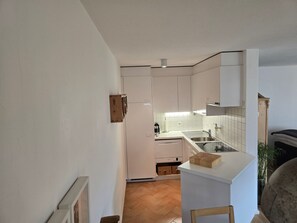 Kühlschrank, Mikrowelle, Ofen, Geschirrspüler