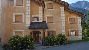Un bâtiment à deux étages doté d’une façade symétrique, de nombreuses fenêtres et d’une entrée centrale avec une porte.