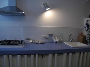 Frigorifero, microonde, forno, pentole/stoviglie/utensili