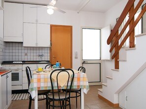 Kühlschrank, Mikrowelle, Ofen, Kochgeschirr/Geschirr/Besteck