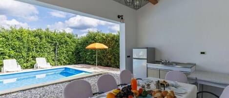 تناول الطعام بالخارج