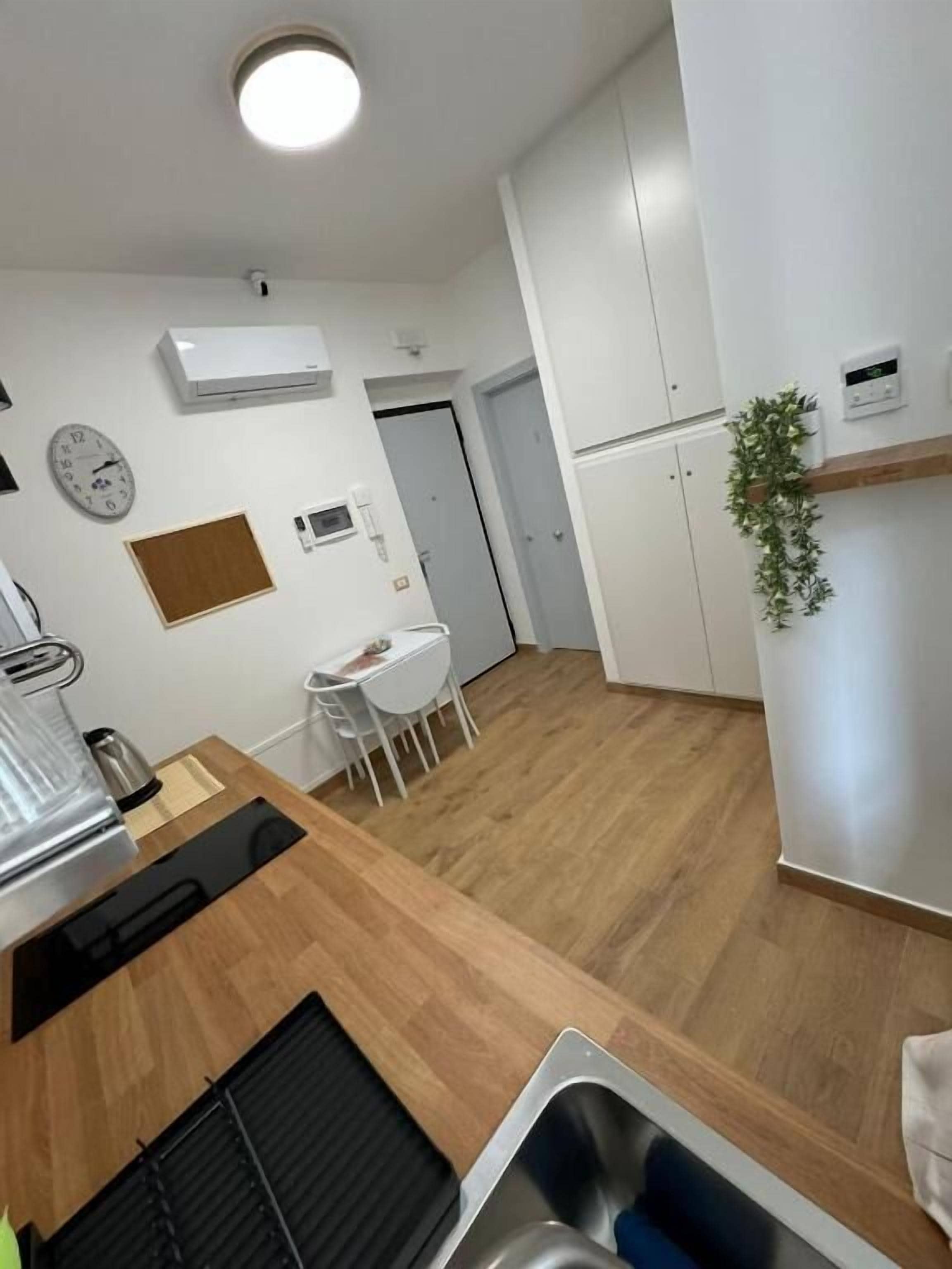 Großer Kühlschrank, Mikrowelle, Reinigungsartikel, Küchenrolle