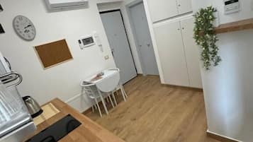 Großer Kühlschrank, Mikrowelle, Reinigungsartikel, Küchenrolle