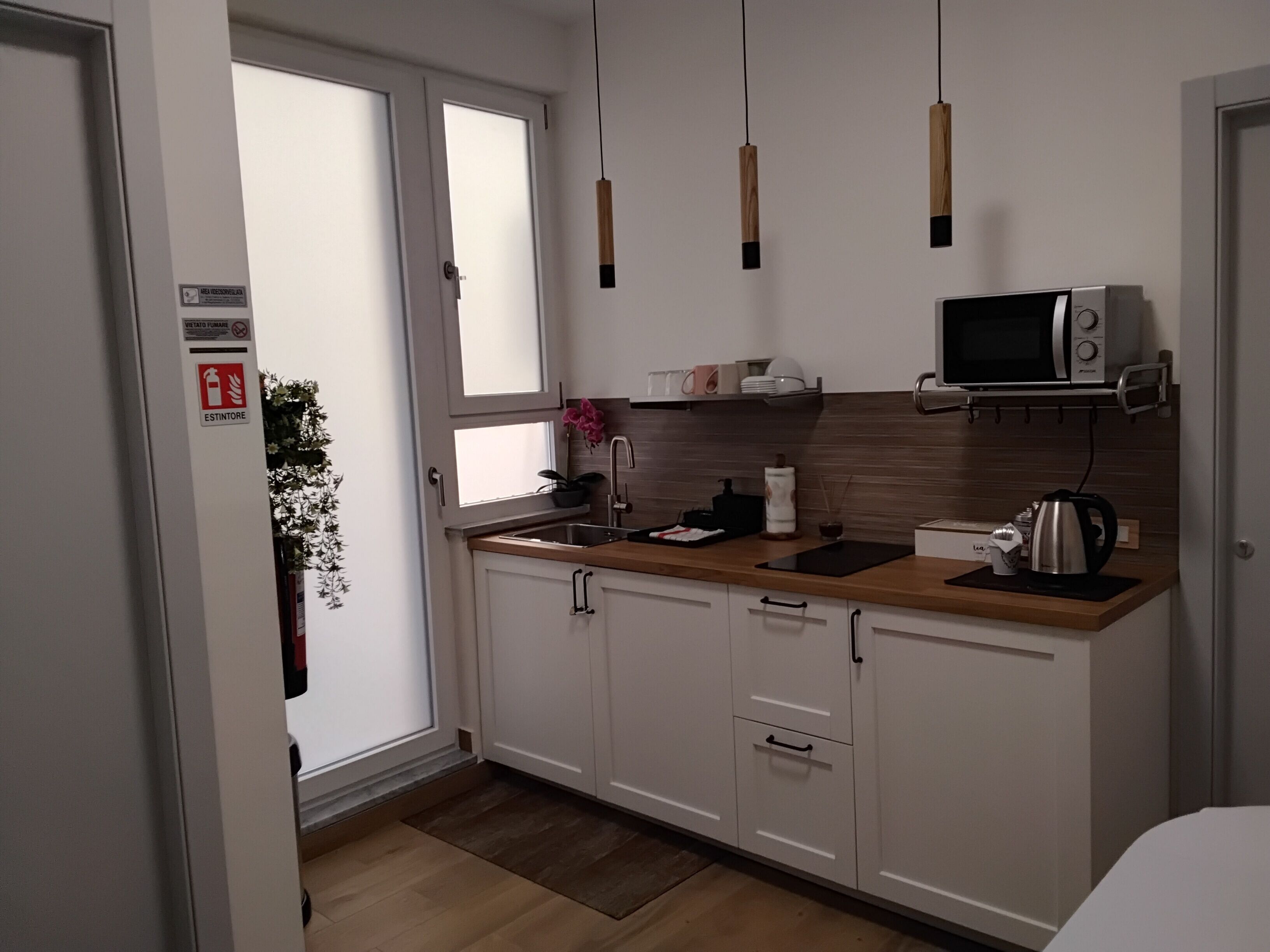 Comfort Room, Private Bathroom | Dapur peribadi | Peti sejuk/penyejuk beku saiz penuh, ketuhar gelombang mikro 