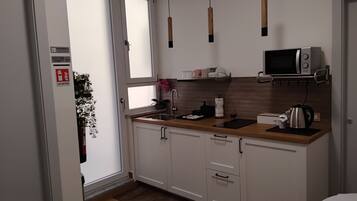 Comfort Room, Private Bathroom | Dapur peribadi | Peti sejuk/penyejuk beku saiz penuh, ketuhar gelombang mikro