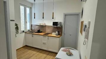 Grand réfrigérateur, micro-ondes, nécessaire de nettoyage