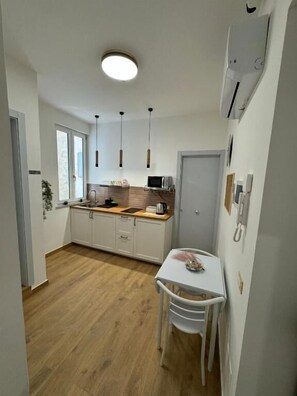 Mini-fridge, microwave, cookware/dishes/utensils - B&B Central Station  (Palermo)