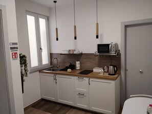 Comfort Room, Private Bathroom | Private kitchen | Full-sized fridge, microwave, cleaning supplies, paper towels - B&B Central Station  (Palermo)