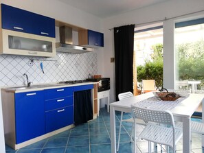 Fridge, oven, cookware/dishes/utensils - Wohnung 'Soleluna by Interhome (Scicli)