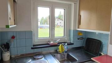 Kühlschrank, Mikrowelle, Ofen, Kochgeschirr/Geschirr/Besteck