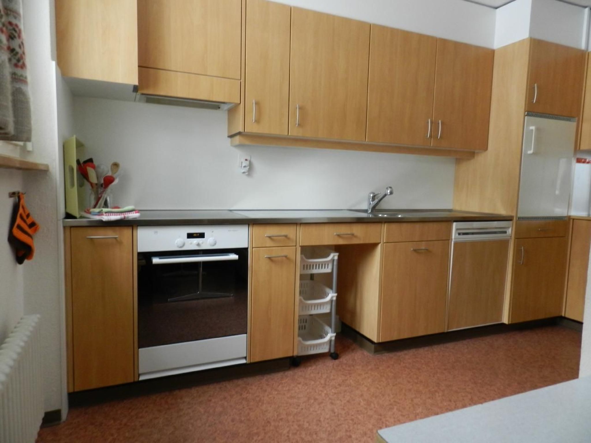 Fridge, oven, dishwasher, cookware/dishes/utensils