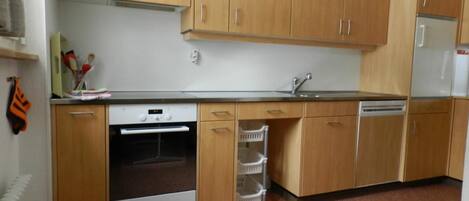 Fridge, oven, dishwasher, cookware/dishes/utensils