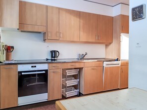 Kühlschrank, Ofen, Geschirrspüler, Kochgeschirr/Geschirr/Besteck