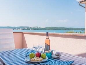 Outdoor dining - Große Wohnung in Klimno mit Möbliertem Balkon by Interhome (Krk/Čižići)