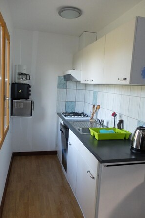 Fridge, microwave, dishwasher, cookware/dishes/utensils - Gemütliches Ferienhäuschen im Grünen mit Terrasse by Interhome (Contis Plage)