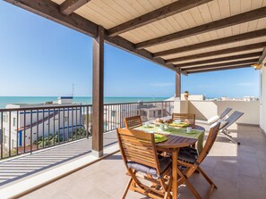 Outdoor dining - Appartement in Donnalucata mit Möblierter Terrasse und Meerblick by Interhome (Scicli)