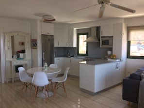 Kühlschrank, Mikrowelle, Ofen, Geschirrspüler