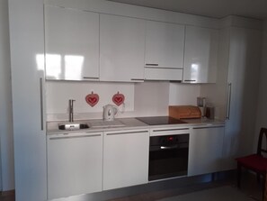 Kühlschrank, Ofen, Geschirrspüler, Kochgeschirr/Geschirr/Besteck