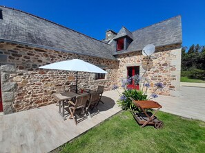 Outdoor dining - Domaine "La Longere d'Armor" (Landgut "La Longere d'Armor") by Interhome (Lézardrieux)