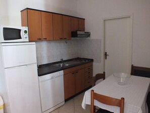 Fridge, microwave, dishwasher, cookware/dishes/utensils - Wohnung 'Villa Plavo mehr by Interhome (Buje/Brtonigla)
