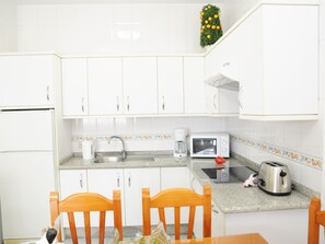 Kühlschrank, Mikrowelle, Kochgeschirr/Geschirr/Besteck