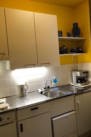 ثلاجة، فرن، مستلزمات طهي/أطباق/أوعية