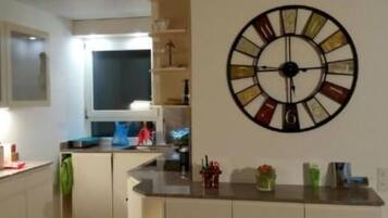 Kühlschrank, Mikrowelle, Ofen, Geschirrspüler