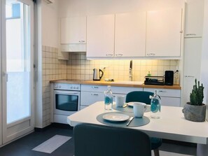 Kühlschrank, Ofen, Kochgeschirr/Geschirr/Besteck