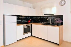 Kühlschrank, Ofen, Geschirrspüler, Kochgeschirr/Geschirr/Besteck