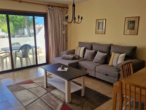 Living area - Ruhige Ferienwohnung mit Pool und Meerblick by Interhome (Los Gigantes)