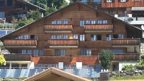 Un edificio de madera de varios pisos con balcones, probablemente un hotel o un complejo residencial.
