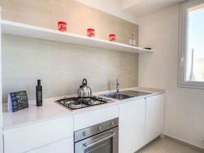 Fridge, oven, dishwasher, cookware/dishes/utensils - Appartamento con 2 camere al piano terra by Interhome (Cava d'Aliga)
