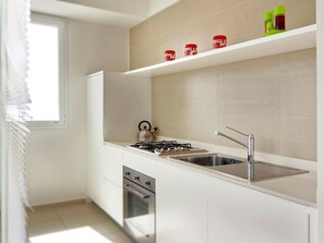 Fridge, oven, dishwasher, cookware/dishes/utensils - Appartamento vista mare con 2 camere da letto by Interhome (Cava d'Aliga)