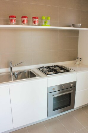 Jääkaappi, uuni, astianpesukone, keittoastiat/astiat/ruokailuvälineet