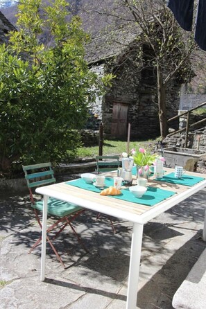 تناول الطعام بالخارج