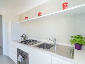 Fridge, oven, dishwasher, cookware/dishes/utensils - Appartamento con 3 camere da letto by Interhome (Cava d'Aliga)