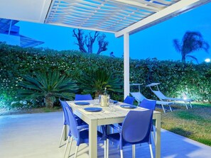 Outdoor dining - in Marina Di Ragusa mit Terrasse, Grill und Garten by Interhome (Cava d'Aliga)