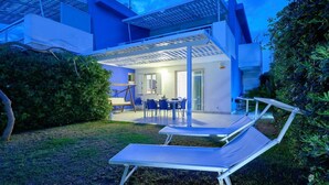 Outdoor dining - in Marina Di Ragusa mit Terrasse, Grill und Garten by Interhome (Cava d'Aliga)