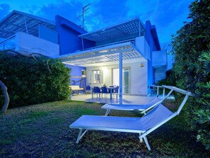 Outdoor dining - in Marina Di Ragusa mit Terrasse, Grill und Garten by Interhome (Cava d'Aliga)