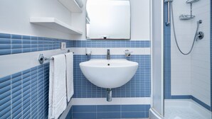 Bathroom - in Marina Di Ragusa mit Terrasse, Grill und Garten by Interhome (Cava d'Aliga)